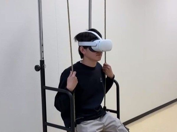 不安定ブランコ現象におけるインタラクティブ体験によって誘発される揺動感覚の強化 のサムネイル