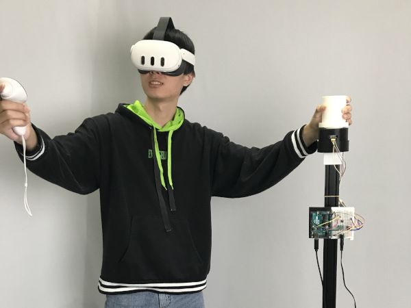 Pole-Scale VR：ポール状デバイスを用いた省スペースなルームスケールVR環境の提案 のサムネイル